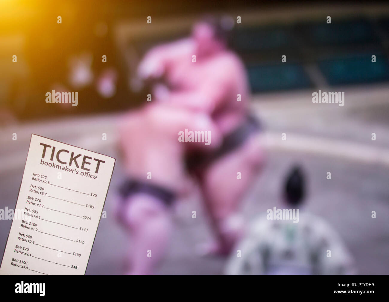 Buchmacher Ticket im TV Hintergrund auf die zeigen Sumo sport, Sportwetten, Buchmacher, Sumo Stockfoto