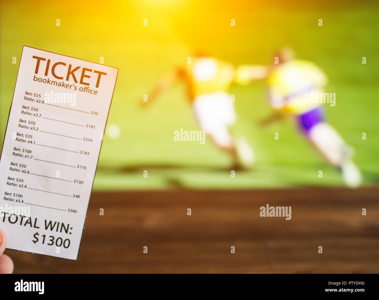 Buchmacher Ticket auf dem Hintergrund der TV auf dem der Sport im Spiel von hurling gezeigt wird, Sportwetten, Buchmacher Stockfoto