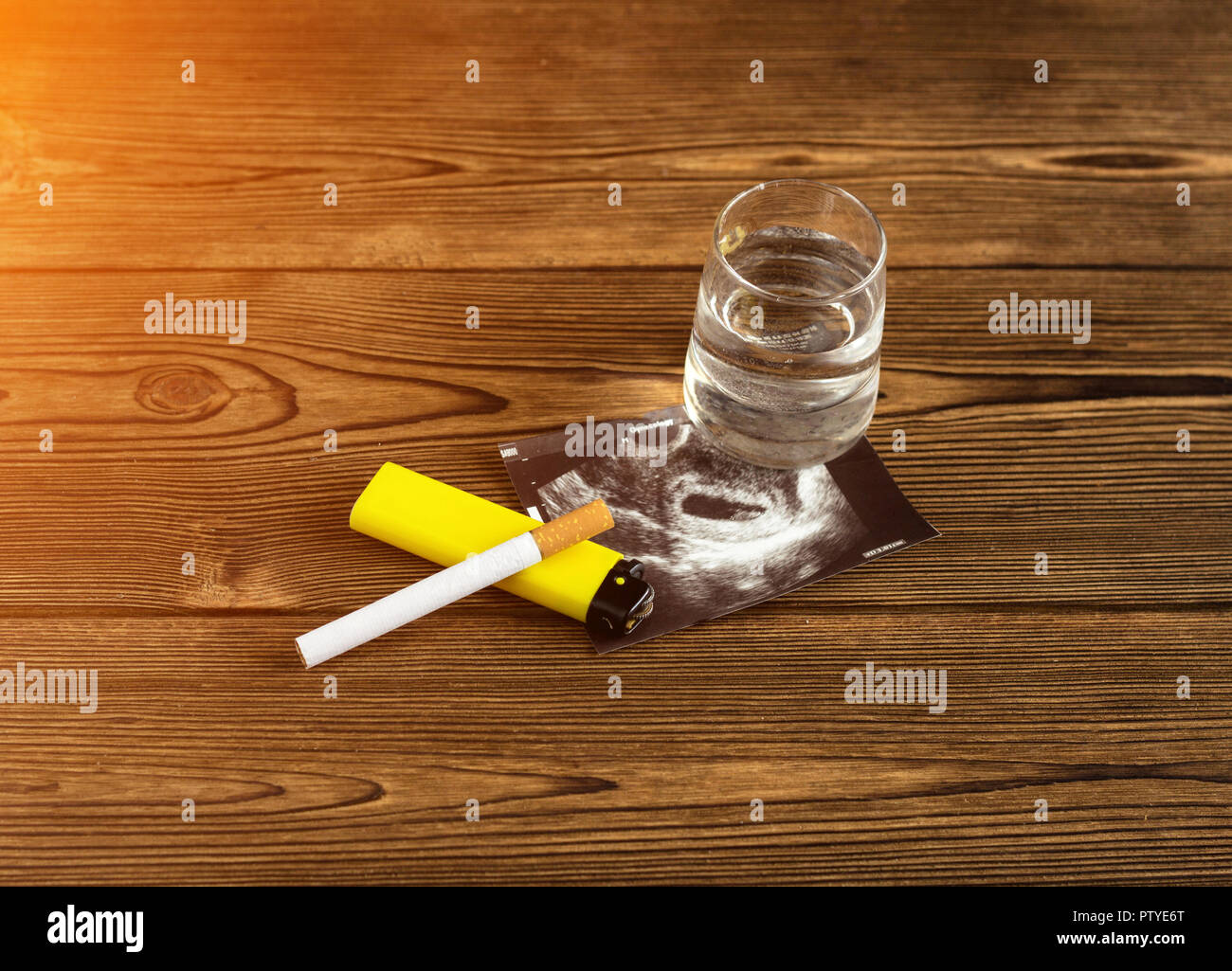 Leichter und eine Zigarette mit Alkohol, in der Nähe von einem Schuss von uzi Schwangerschaft, Schwangerschaft und schlechte Gewohnheiten, Zigarette Stockfoto