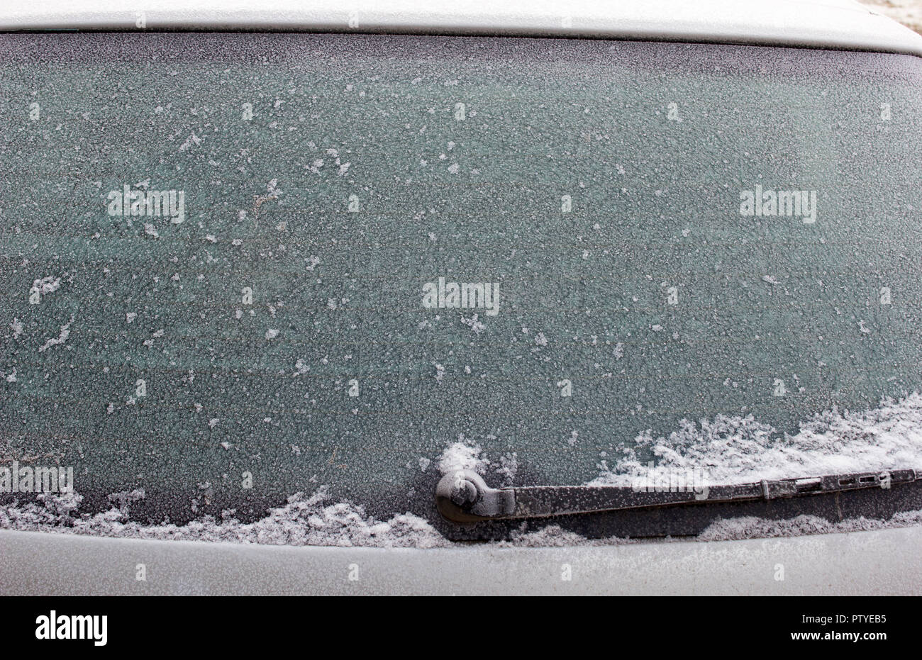Iced Glas Auto mit einem Hausmeister, winter Stockfoto