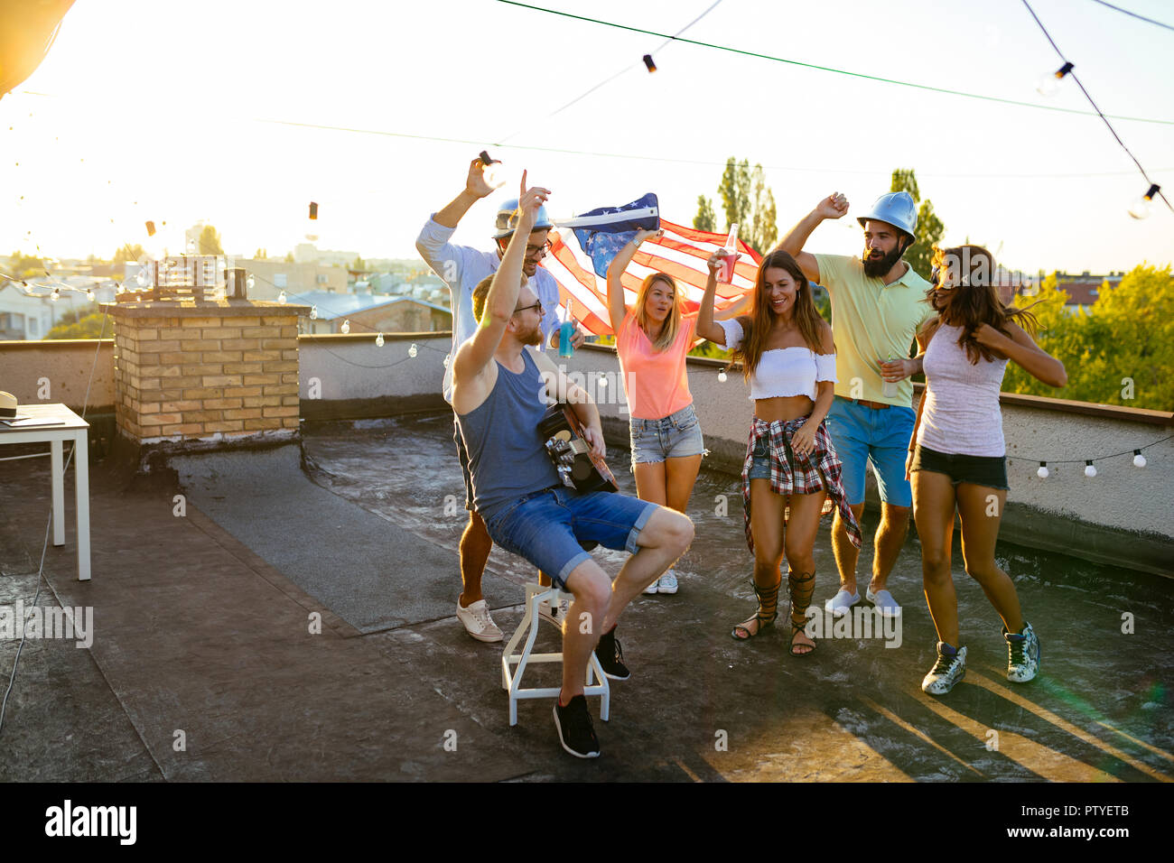 Gruppe von glücklich, Freunde, Party auf dem Dach Stockfoto