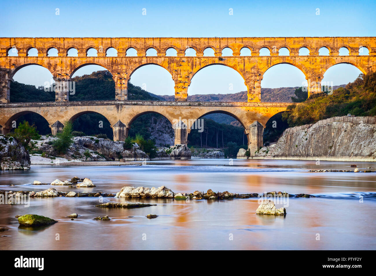 Römische Aquädukt Pont du Gard Languedoc-Roussillon Frankreich, im frühen Herbst. Dies wurde durch die Römer Im ersten Jahrhundert N.CHR. gebaut, um Wasser von der Uze durchführen Stockfoto