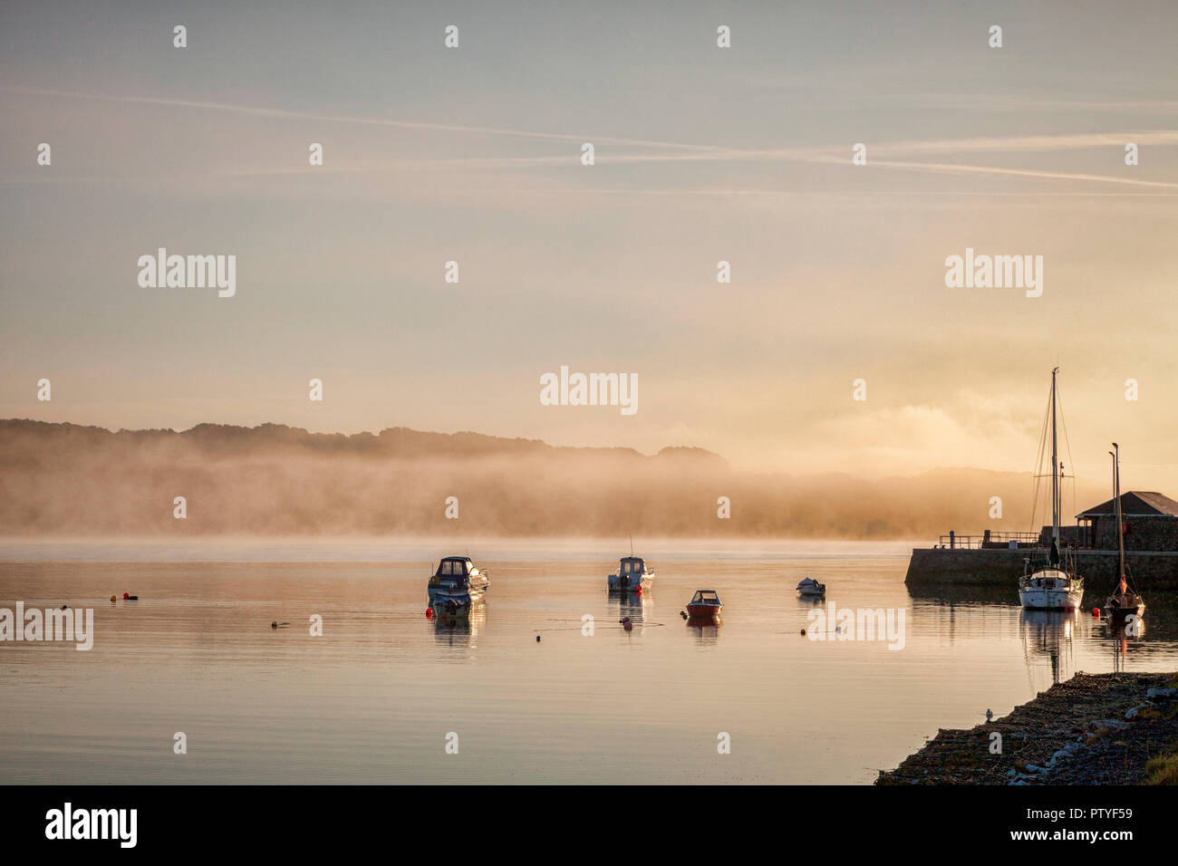 Boote an einem nebligen Morgen im Hafen des Fischerdorfes Garlieston in Wigtownshire, Dumfries und Galloway, Schottland. Stockfoto