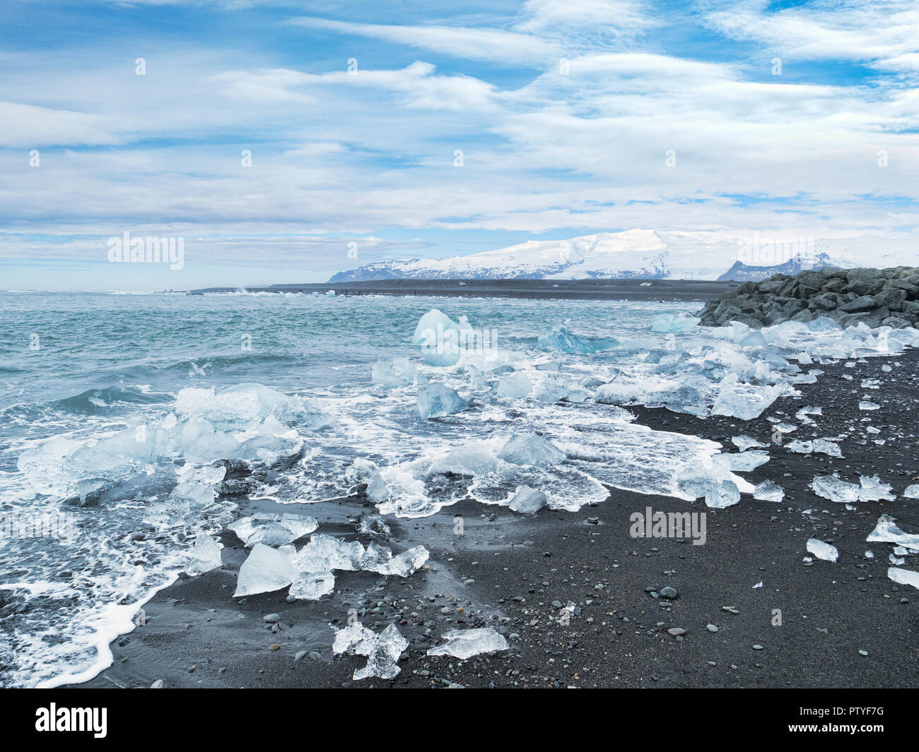 Diamond Beach, South Island, wo Eis von Gletschersee Jökulsárlón Gletscherlagune auf der vulkanischen schwarzen Sand abgelagert wird. Stockfoto