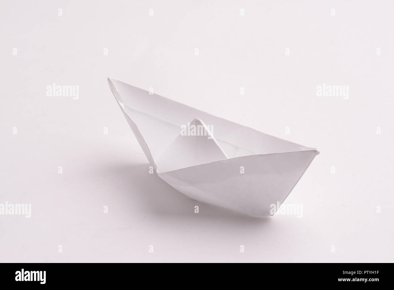 Weißes Boot, in die Technik des Origami gemacht Stockfoto