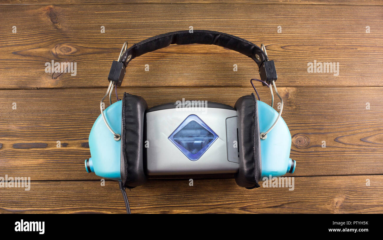Audio Player und Kopfhörer auf einer hölzernen Hintergrund Stockfoto