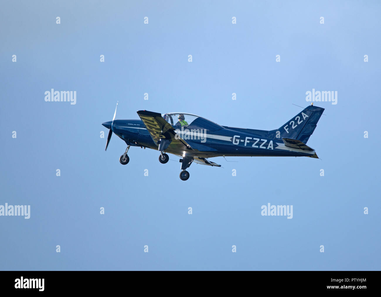 Allgemeine Avia ist die Italienische Aircraft Manufacturing Company, dass diese Allgemeine Avia F produziert 22A hier gesehen verlassen den Flughafen Inverness in Schottland. Stockfoto