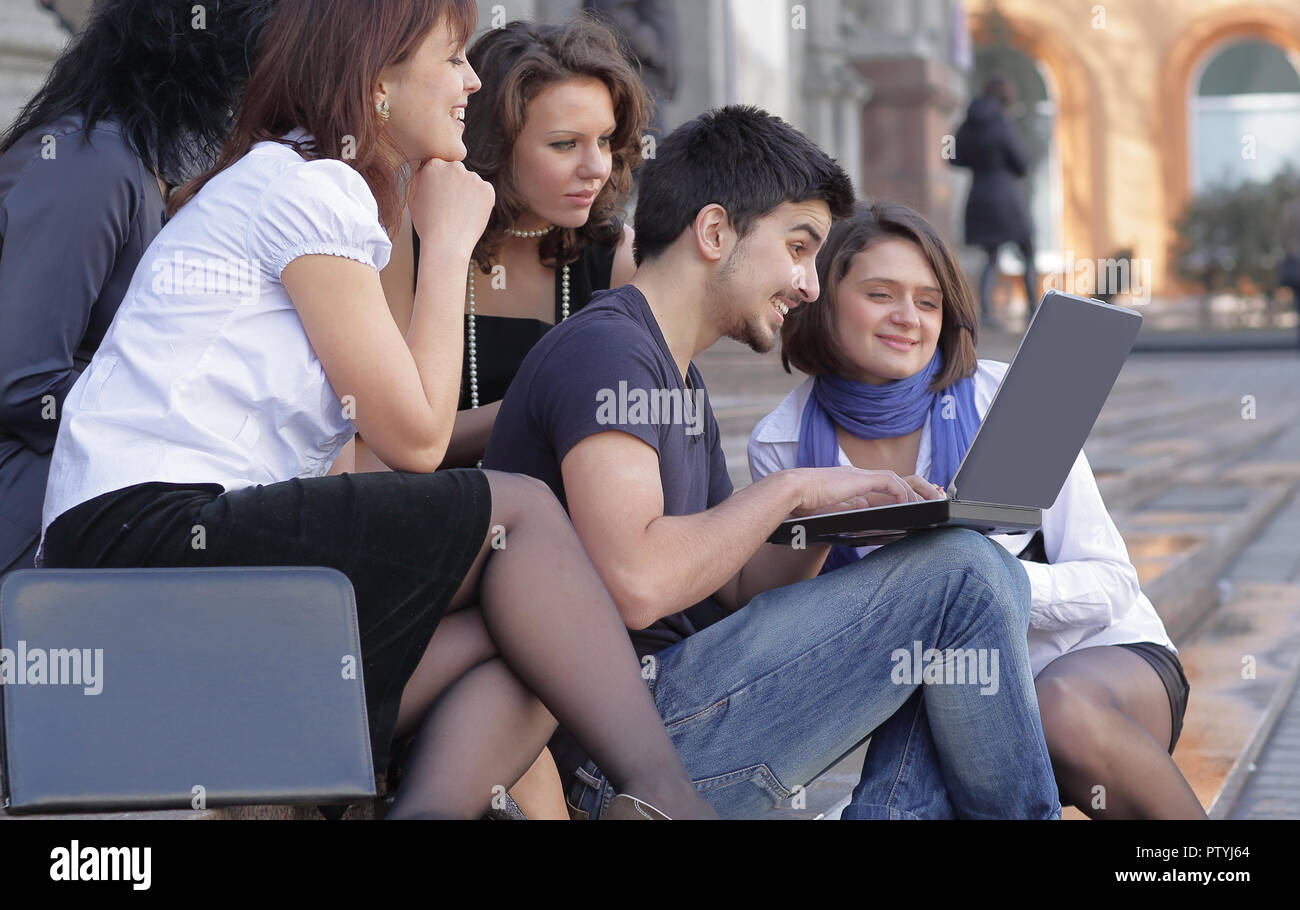 Gruppe von Kommilitonen mit Büchern und Laptop Stockfoto