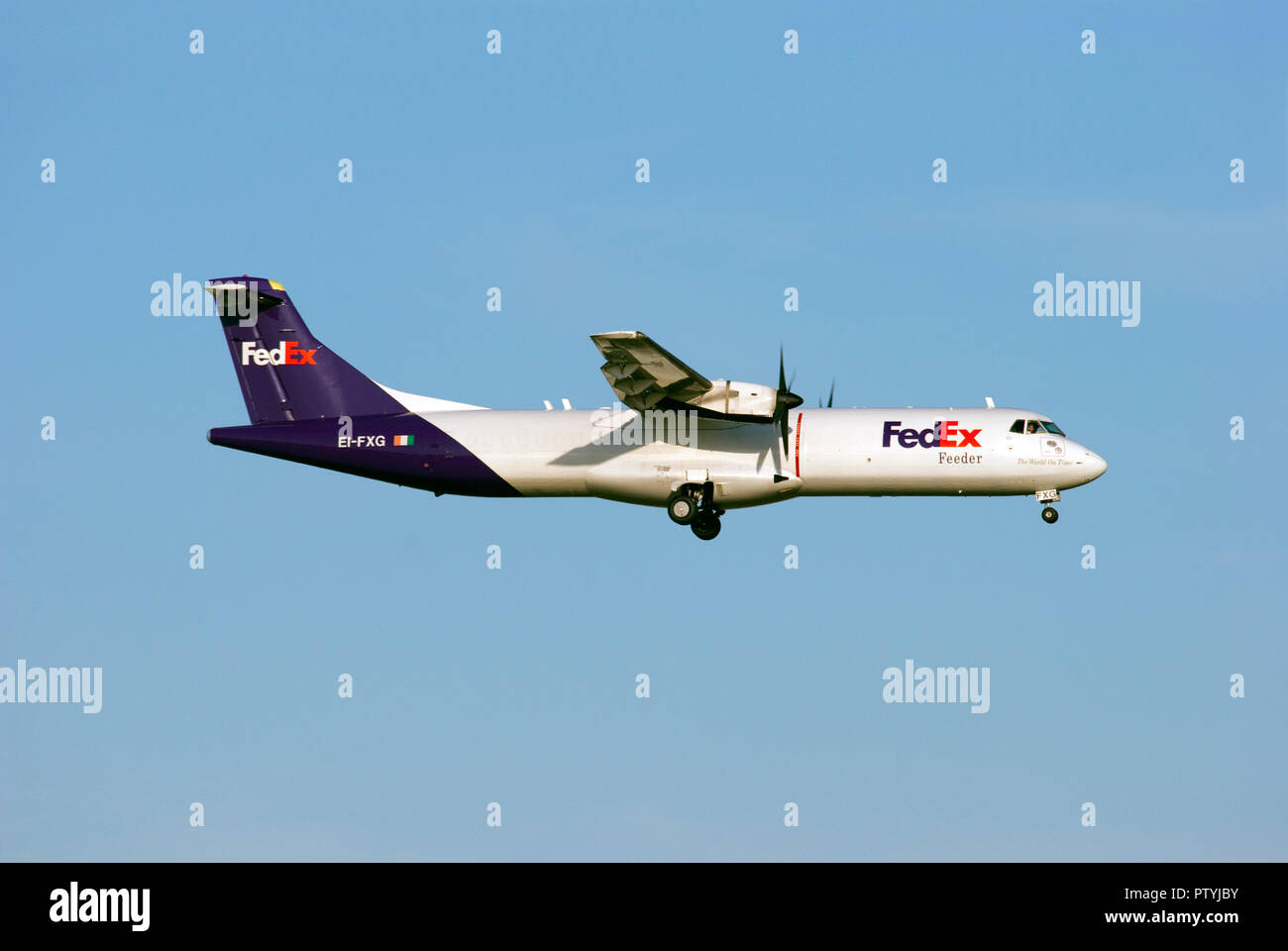 Federal Express ATR 72-202 (F) Landung am Flughafen London Stansted. Stockfoto