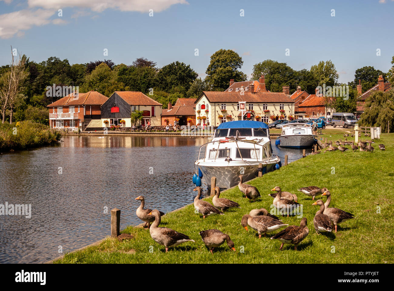 Coltishall, Norfolk, England - 21. Juli 2010 - die Boote und Pub auf dem Fluss Bure am Coltishall. Stockfoto Coltishall, Norfolk, England - 21. Juli 2010 - die Boote und Pub auf dem Fluss Bure am Coltishall. Stockfoto