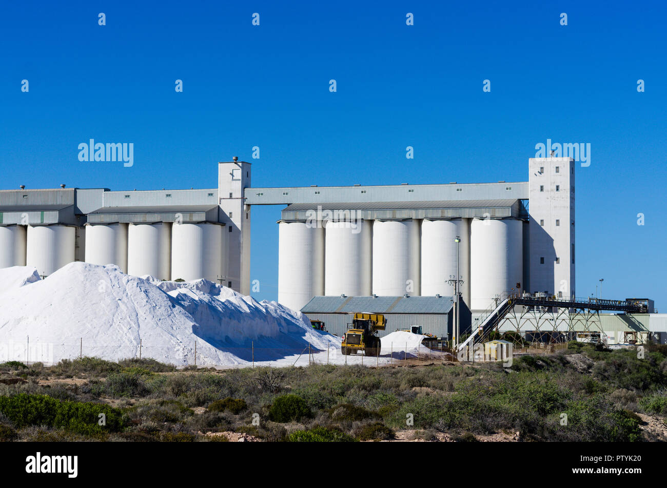 Vorrat an Gips mit Silos hinter am tiefen Meer Hafen von thevenard in der Nähe von Ceduna Australien Stockfoto