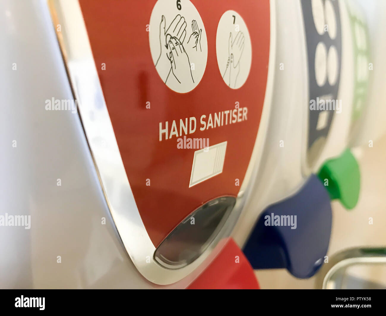 Reihe von roten, blauen und grünen Handdesinfizierer Stockfoto