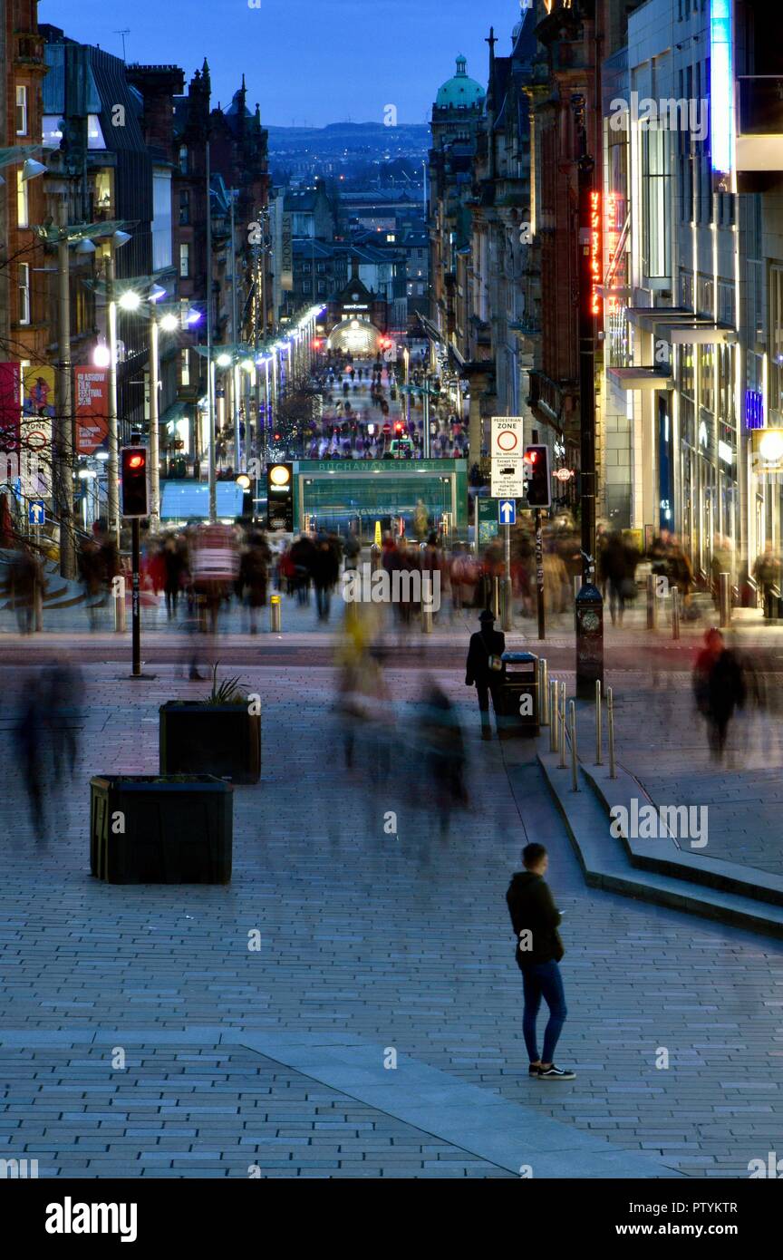 Am späten Abend einkaufen und Arbeitnehmer in Glasgow City Centre Stockfoto