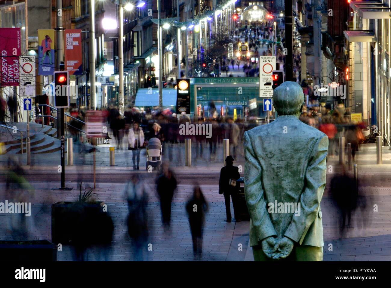 Statue von Donald Dewar auf der Buchanan Street vor der Royal Concert Hall Stockfoto