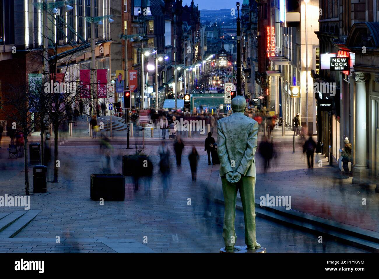 Statue von Donald Dewar auf der Buchanan Street vor der Royal Concert Hall Stockfoto