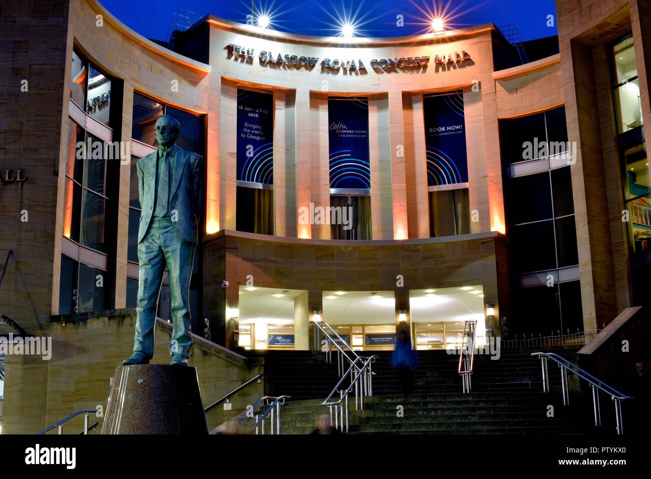 Statue von Donald Dewar auf der Buchanan Street vor der Royal Concert Hall Stockfoto
