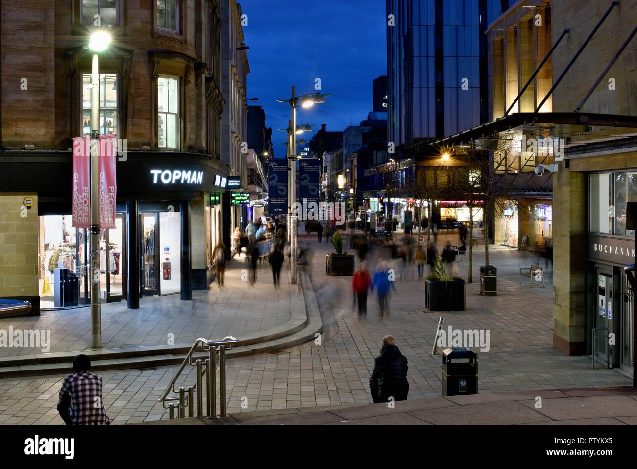 Am späten Abend einkaufen und Arbeitnehmer in Glasgow City Centre Stockfoto