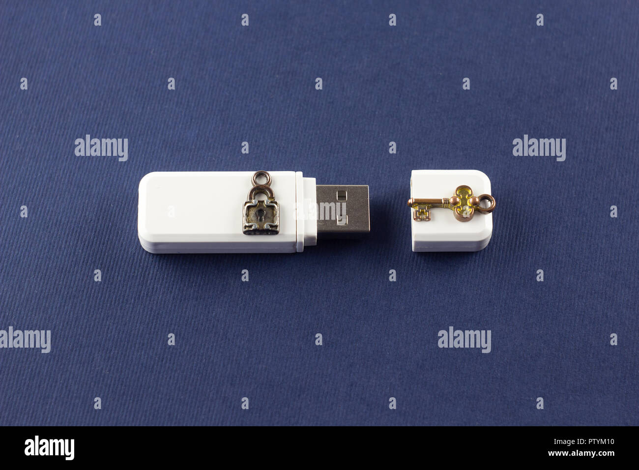 White flash drive auf einem blauen Hintergrund, Schlüssel und Schloss Stockfoto