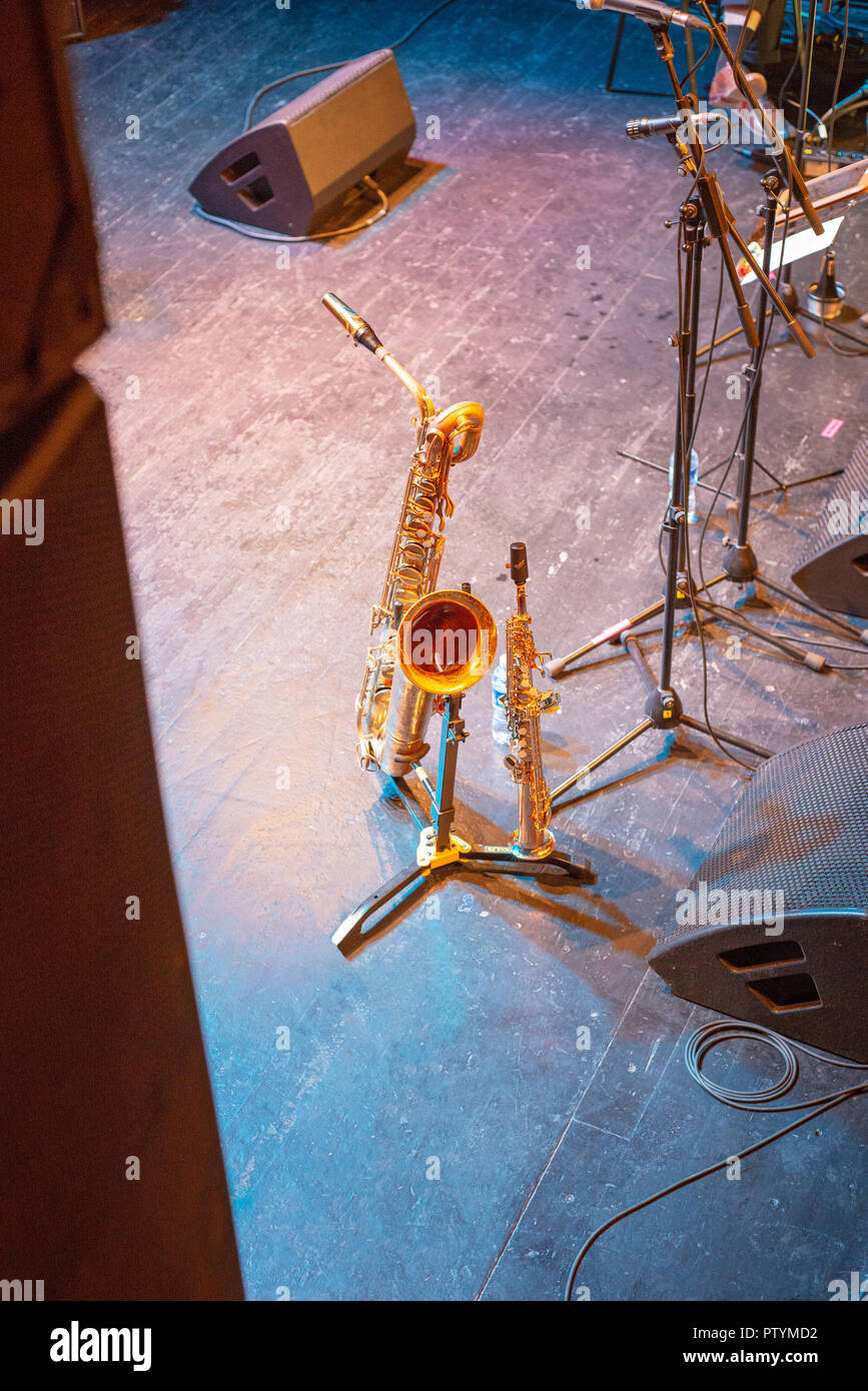 Klarinette und Saxophon auf der Bühne stehen. Pause bei Swing Festival Stockfoto