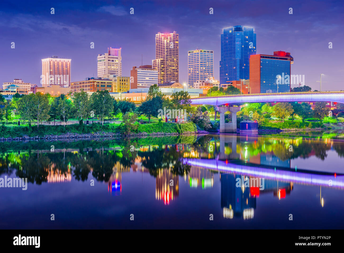 Little Rock, Arkansas, USA Skyline auf dem Arkansas River in der Abenddämmerung. Stockfoto