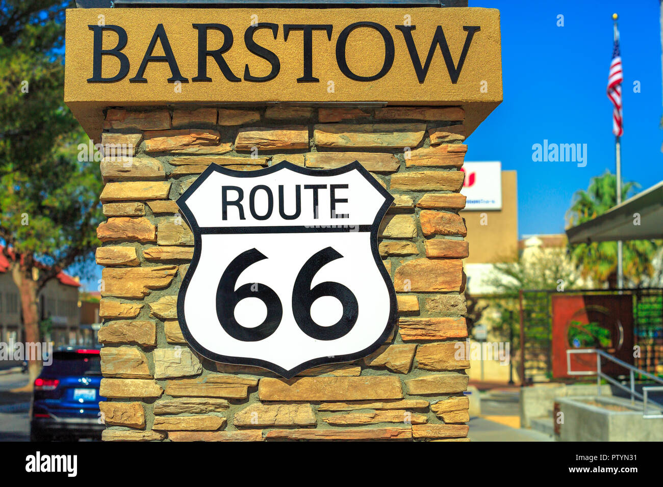 Barstow, Kalifornien, USA - 15. August 2018: Nahaufnahme der historischen Route 66 Schild entlang der Hauptstraße in Barstow. Berühmte Mutter Straße oder 66 Zeichen, die Vereinigten Staaten von Amerika. Stockfoto
