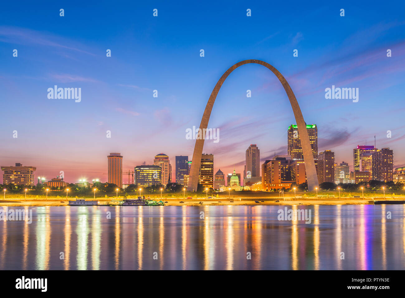 St. Louis, Missouri, USA downtown Stadtbild mit dem Bogen- und Gerichtsgebäude in der Abenddämmerung. Stockfoto