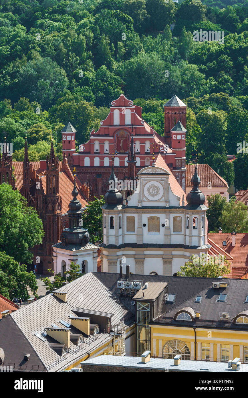 Die Altstadt von Vilnius, Luftaufnahme des barocken Giebeln der Kirchen des Heiligen Erzengels Michael und (hinten) der Bernhardiner Kloster, Vilnius, Litauen Stockfoto