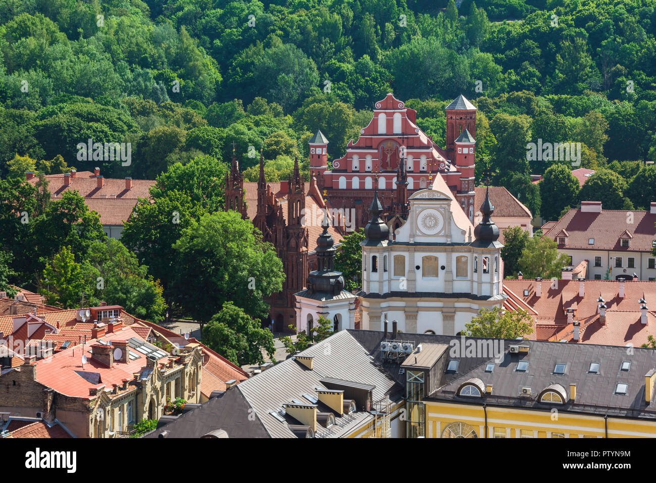 Die Altstadt von Vilnius, Luftaufnahme des barocken Giebeln der Kirchen des Heiligen Erzengels Michael und (hinten) der Bernhardiner Kloster, Vilnius, Litauen Stockfoto