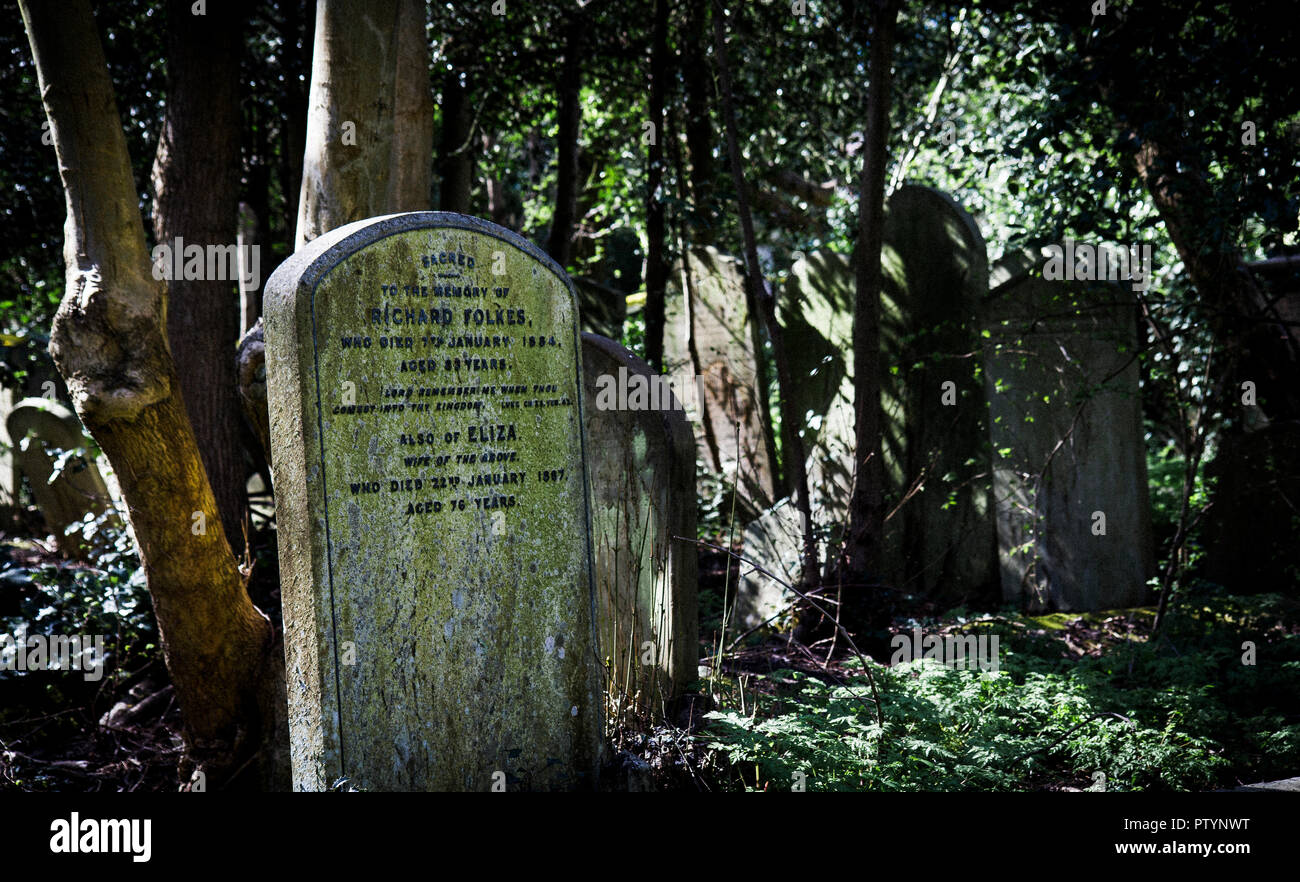 London - April 2012: Grabstein auf Highgate Cemetery, nördlich von London Stockfoto