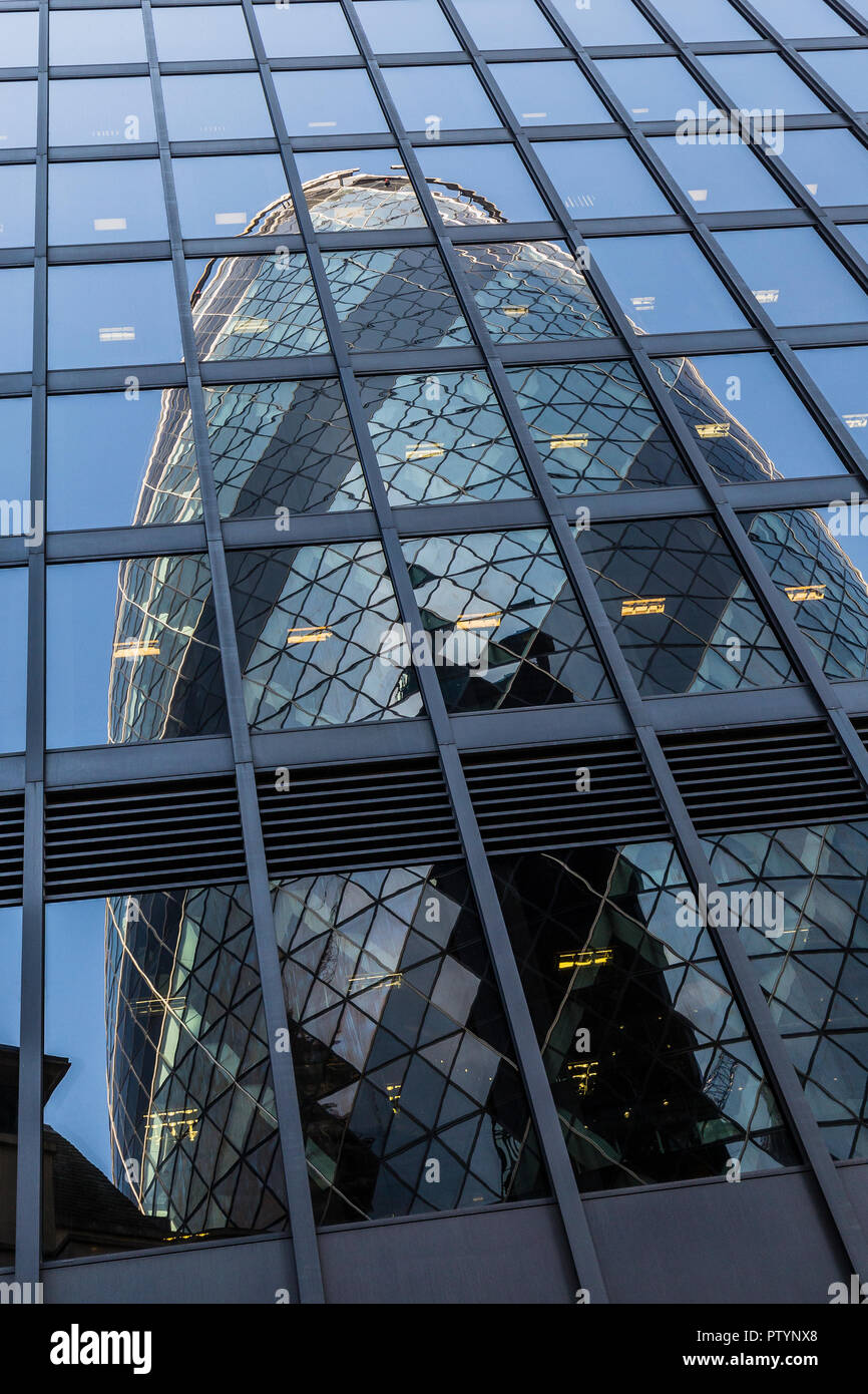Reflexion der Gherkin Wolkenkratzer aus Glas vor modernen Gebäude in der Londoner City Stockfoto