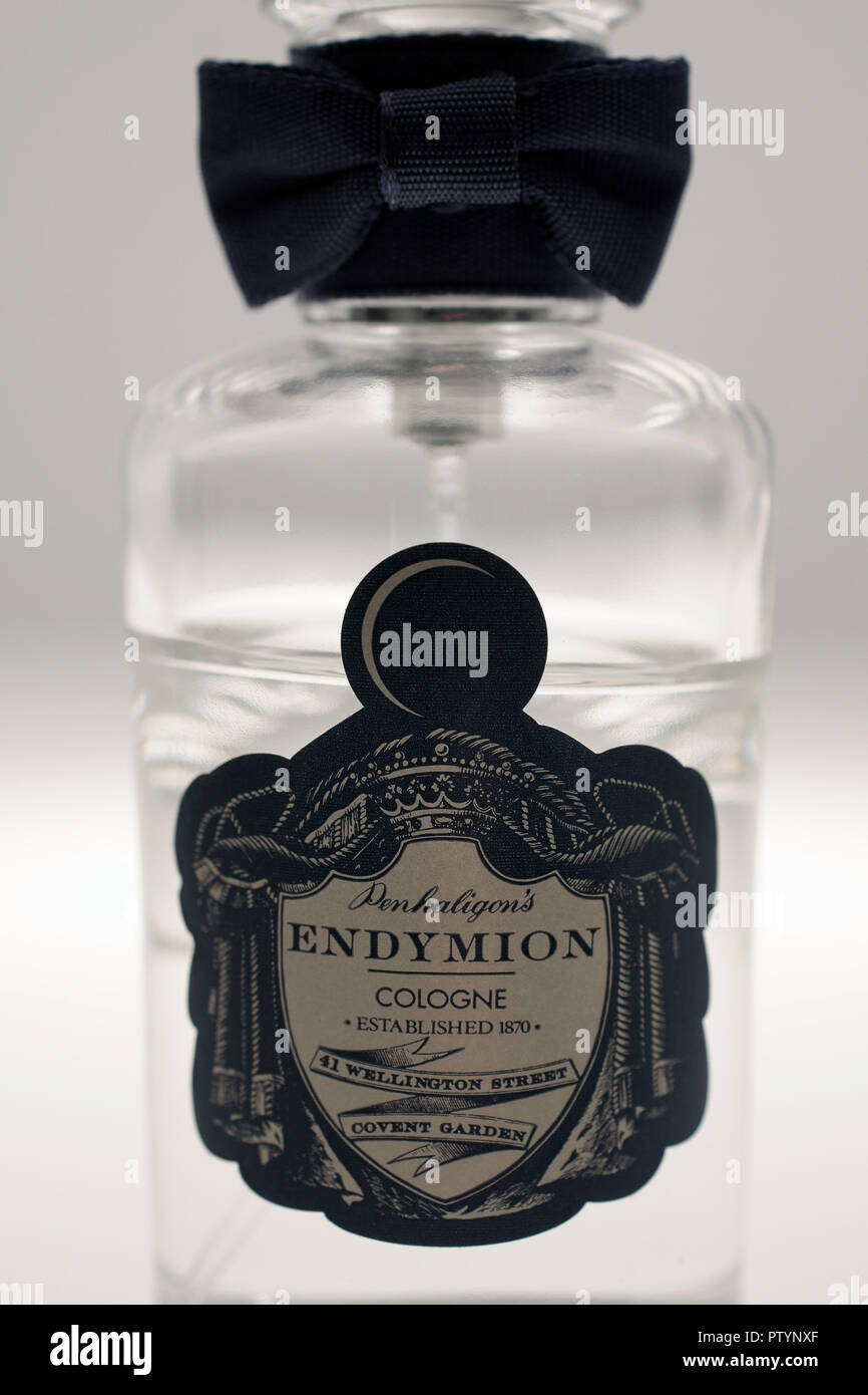 Marke Penhaligon Endymion Köln Flasche in Nahaufnahme. In den 1870er Jahren von William Henry Penhaligon, ein kornisches Friseur sein Geschäft in London gegründet. Stockfoto