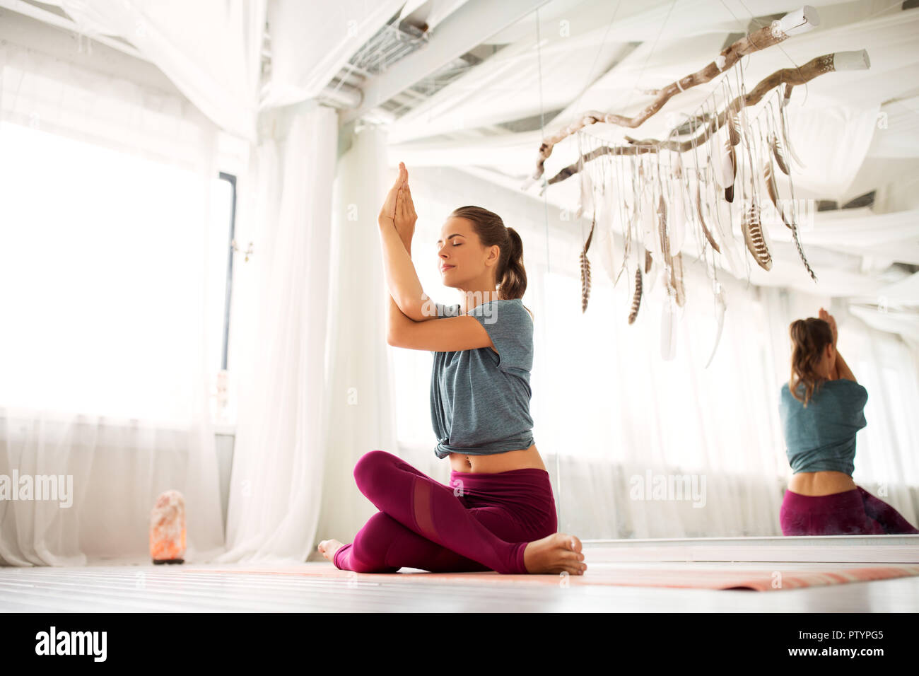 Frau meditieren bei Yoga Studio Stockfoto