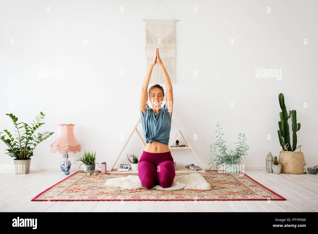 Frau meditieren bei Yoga Studio Stockfoto