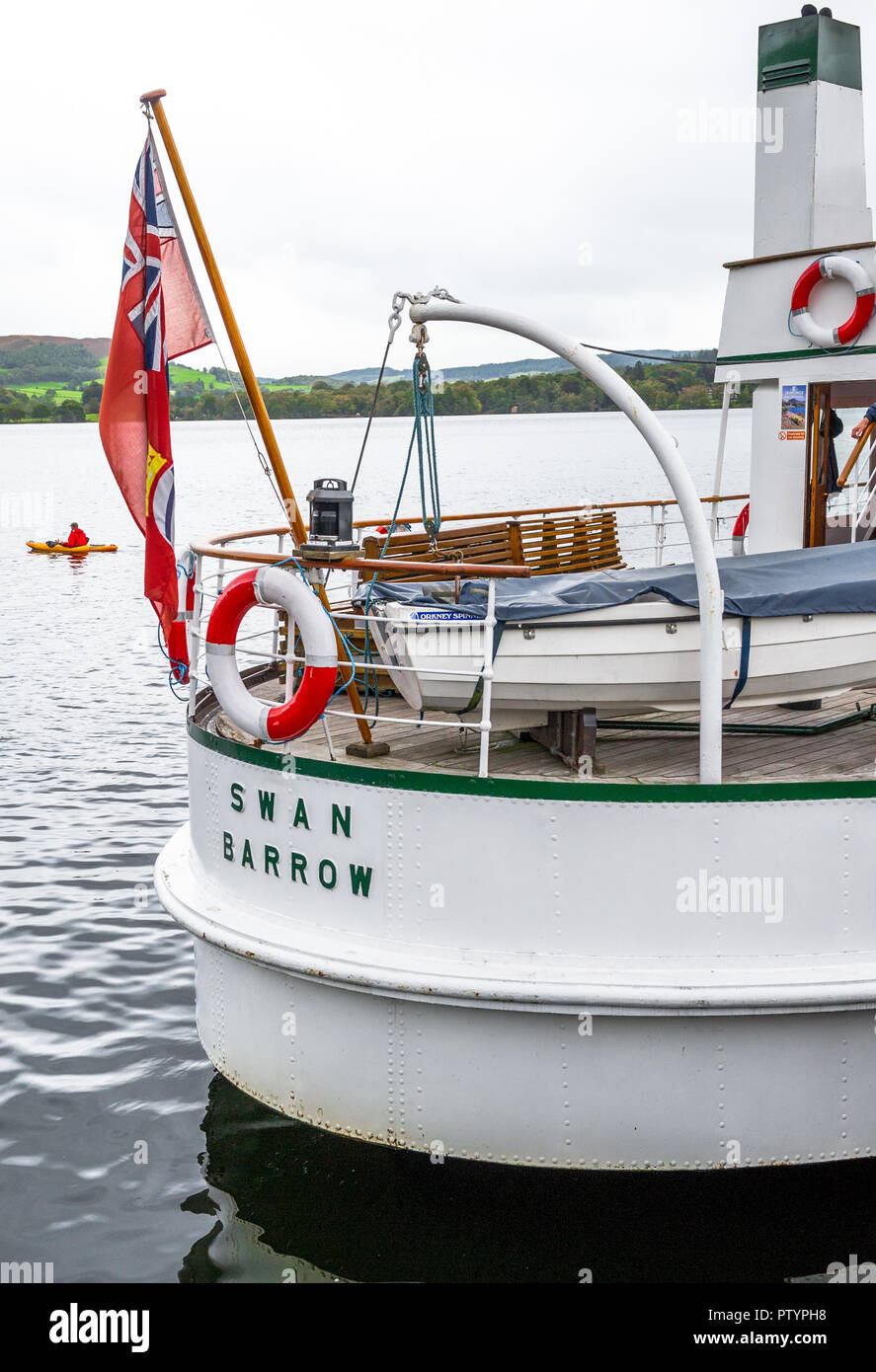 Die MV Schwan Boot vertäut in Bowness-on-Windermere für eine Kreuzfahrt auf dem Lake Windermere. Stockfoto Die MV Schwan Boot vertäut in Bowness-on-Windermere für eine Kreuzfahrt auf dem Lake Windermere. Stockfoto