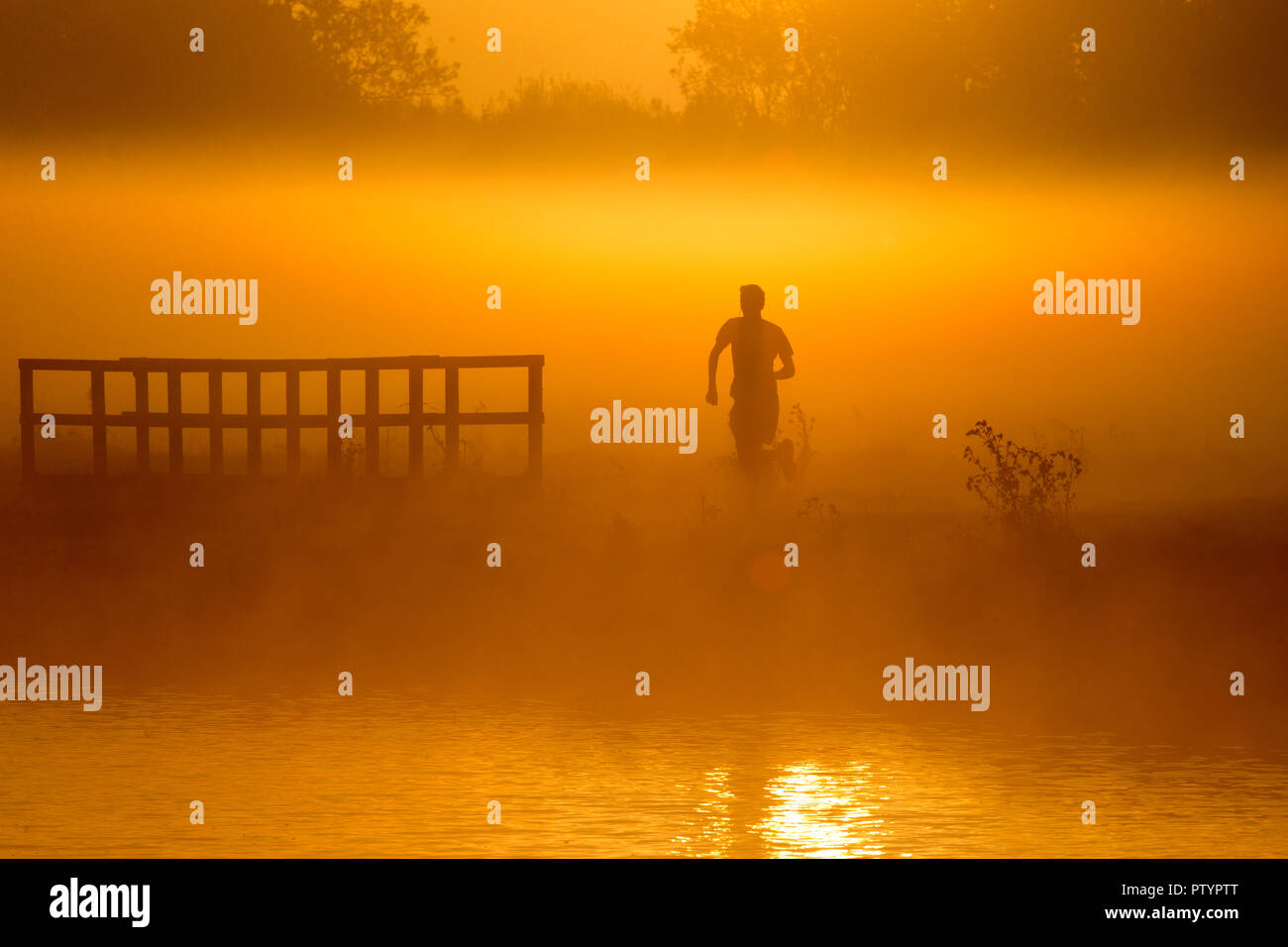 Jogger Und Radfahrer Durch Den Fluss Cam In Cambridge Bei