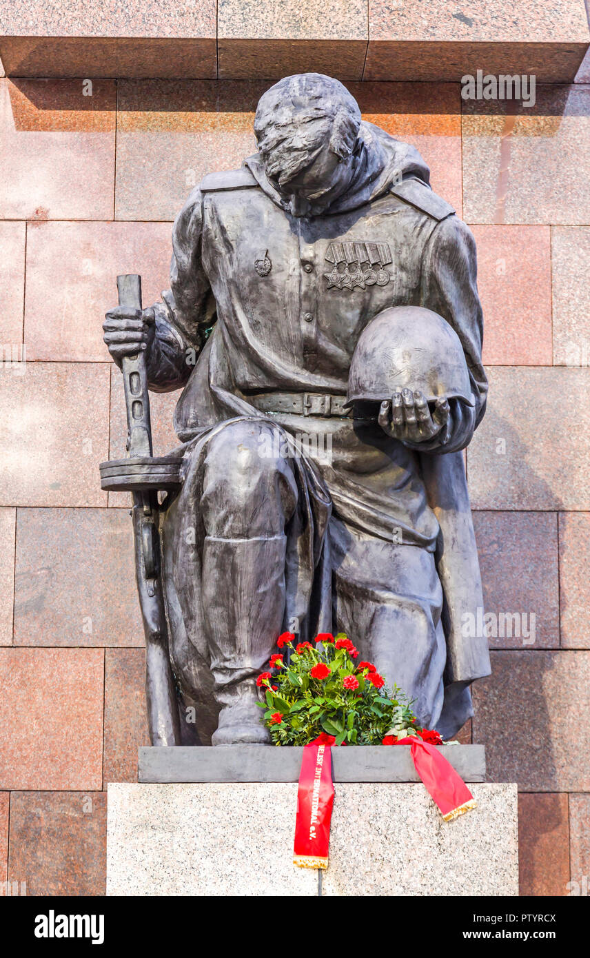 Die Statue des knienden sowjetischen Soldaten am Sowjetischen Ehrenmal im Treptower Park in Berlin. Zentrale Kriegerdenkmal in Ostdeutschland Stockfoto