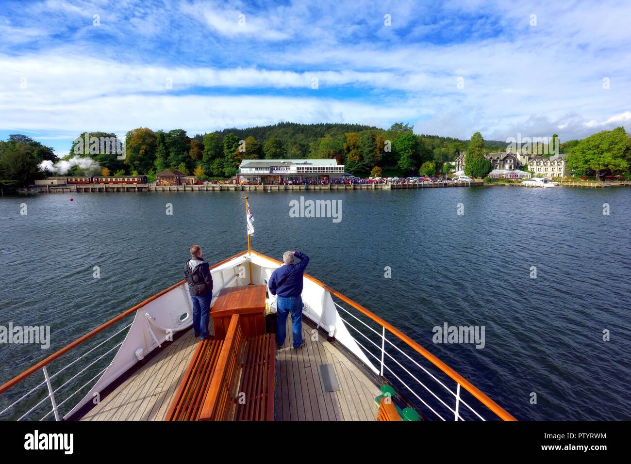 Passagiere, die auf dem Bogen der MV Swan, Windermere See Kreuzfahrten, das Lakeside anreisen, Lake Windermere, Cumbria, England, Großbritannien Stockfoto