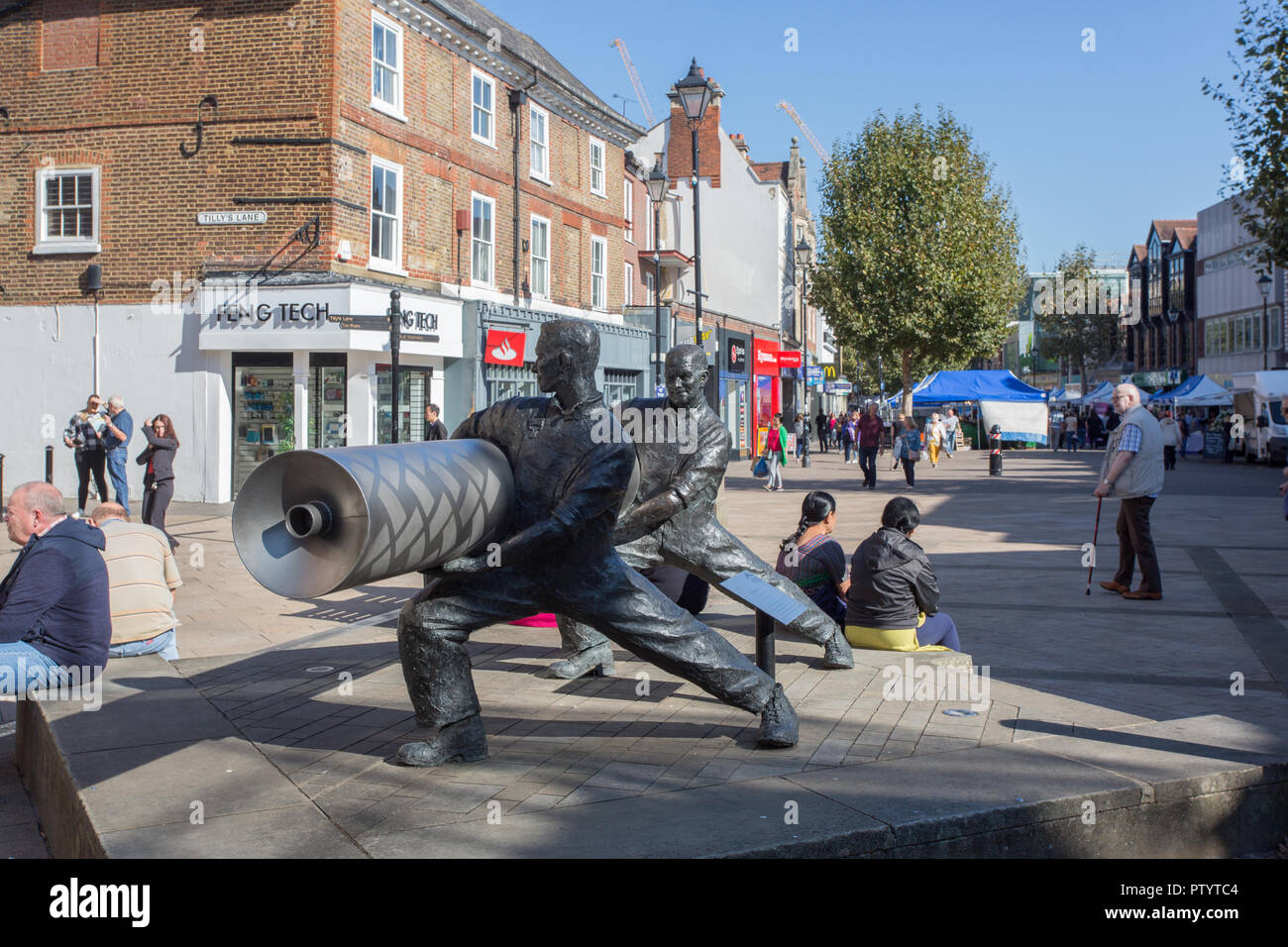 Statue von Lino Arbeiter, High Street, Zentrum, Staines-upon-Thames, Surrey Stockfoto