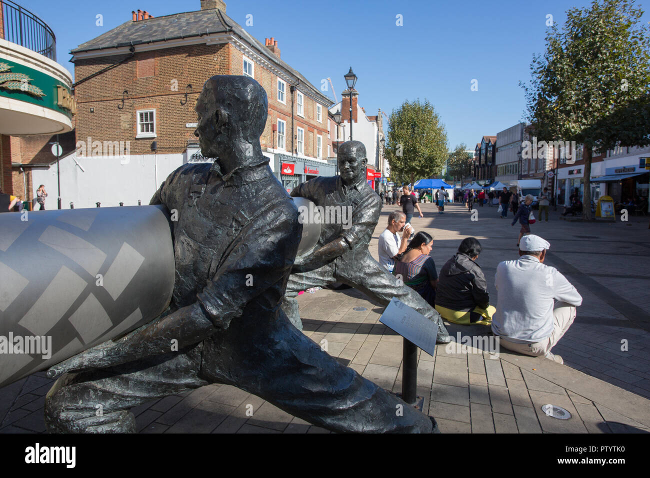 Statue von Lino Arbeiter, High Street, Zentrum, Staines-upon-Thames, Surrey Stockfoto