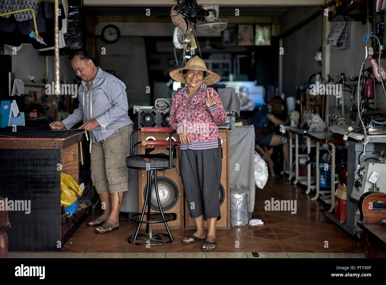 Thailand Schneiderei Interieur mit Frau sporting eine Vietnamesische konische Hut, asiatische Reis hat Stockfoto