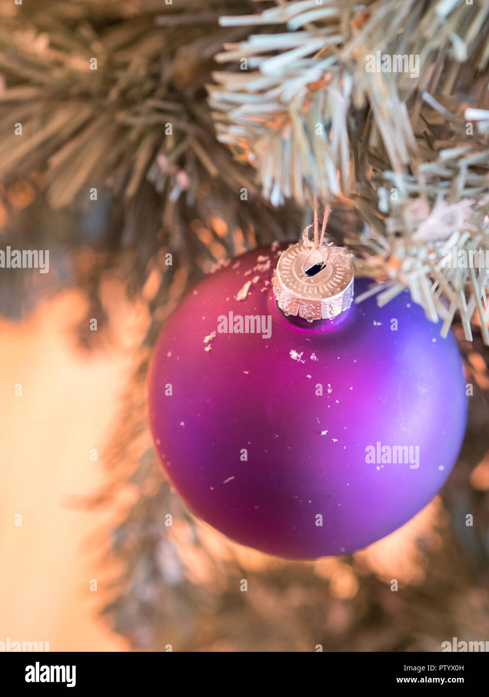 Purple Christmas Ball am Baum Draufsicht Nahaufnahme Stockfoto