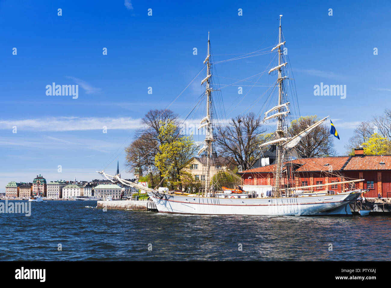 Weiße Segelschiff vor Anker in der Nähe der Insel Skeppsholmen, einer der Inseln der Stadt Stockholm, Schweden Stockfoto