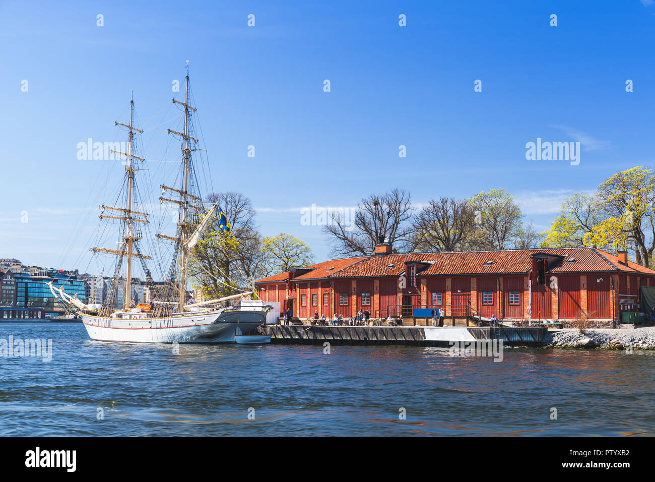 Alte weiße Segelschiff vor Anker in der Nähe von Skeppsholmen, eine der Inseln von Stockholm, Schweden Stockfoto