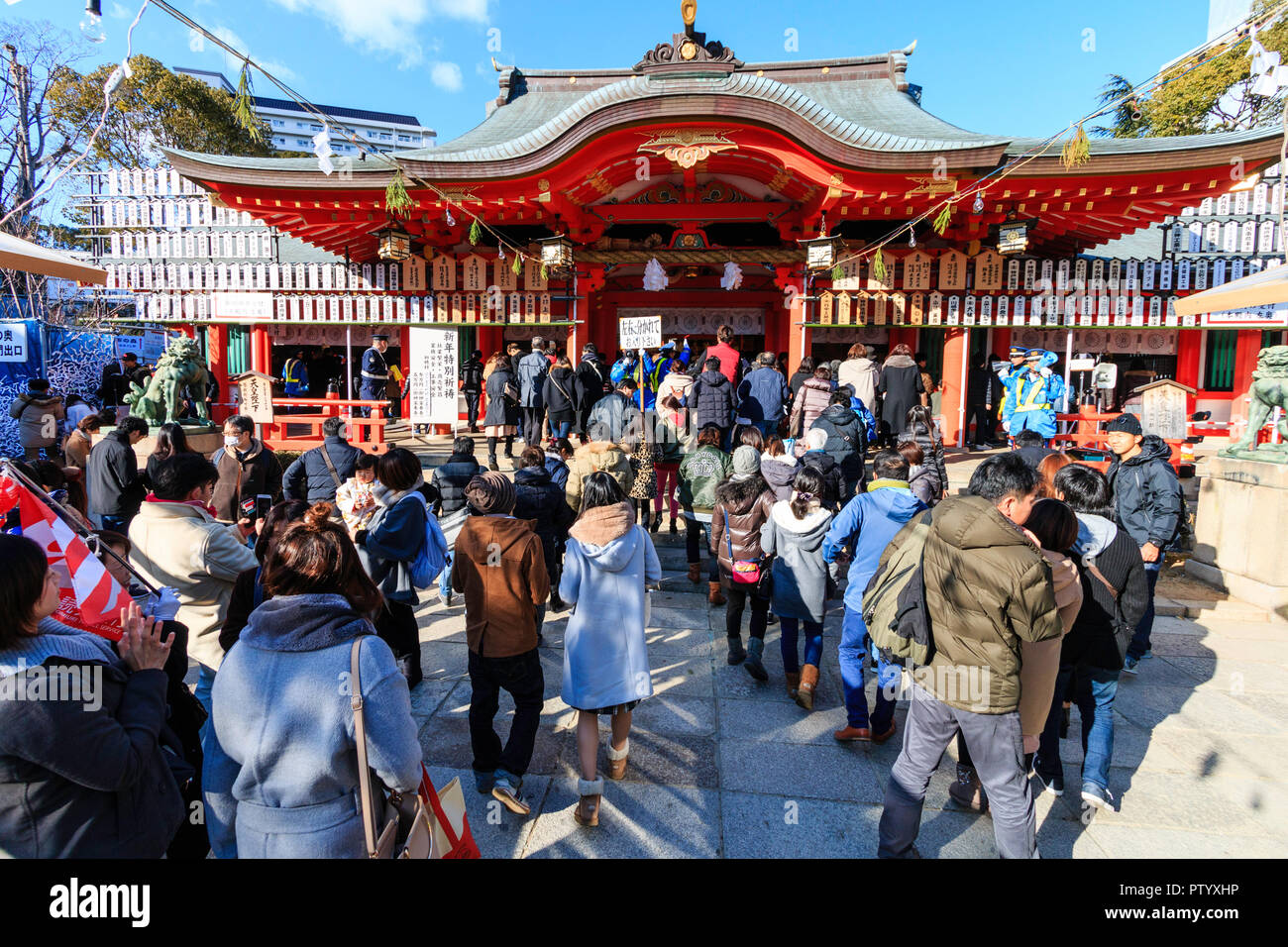 Japanische neues Jahr, shogatsu. Shinto Ikuta Heiligtum in Kobe verpackt mit Massen von Menschen führen ihre Hatsumode, erster Besuch des neuen Jahres. Stockfoto