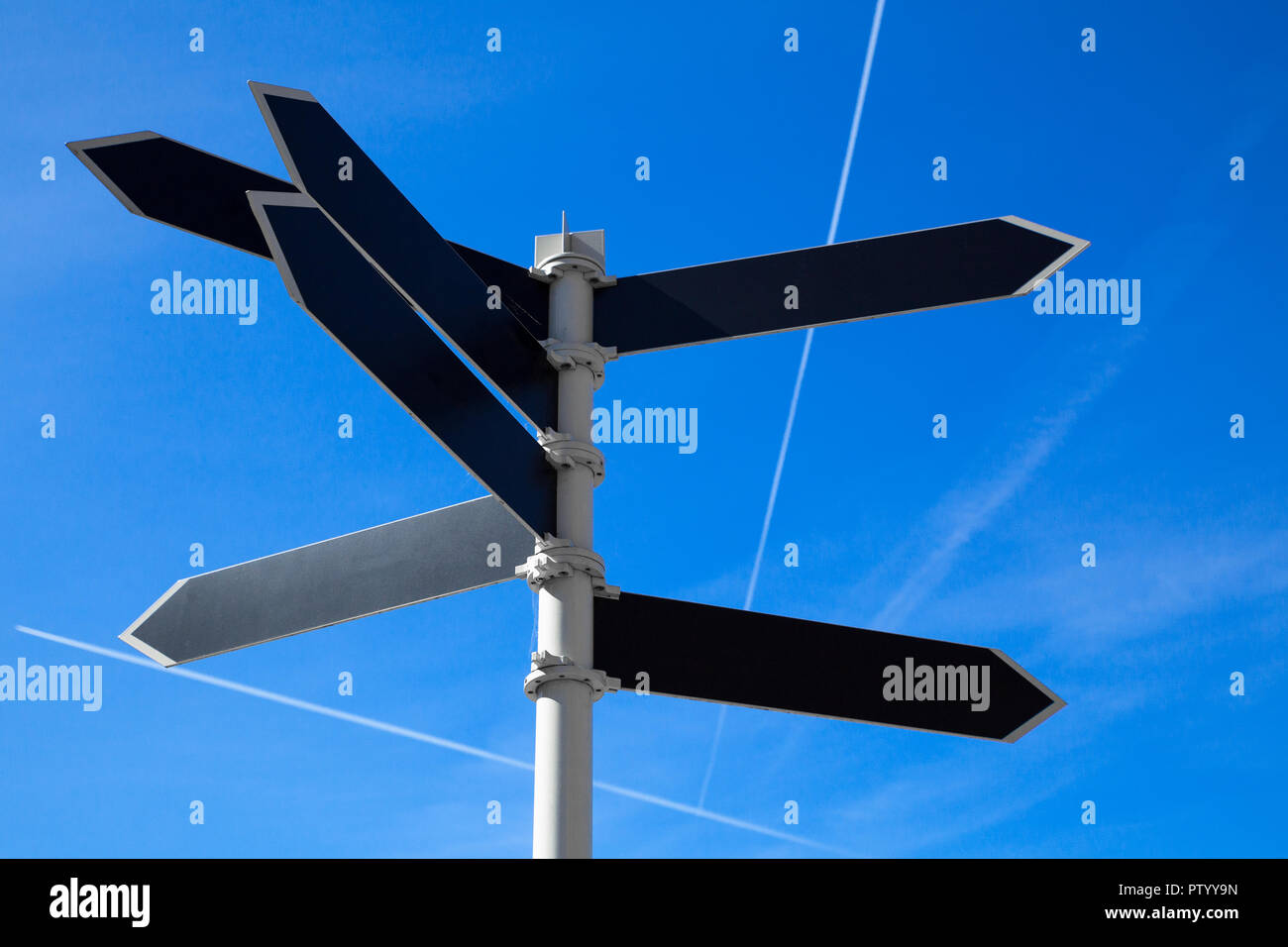 Leere Wegweiser mit Pfeilförmigen labels über blauen Himmel Hintergrund Stockfoto