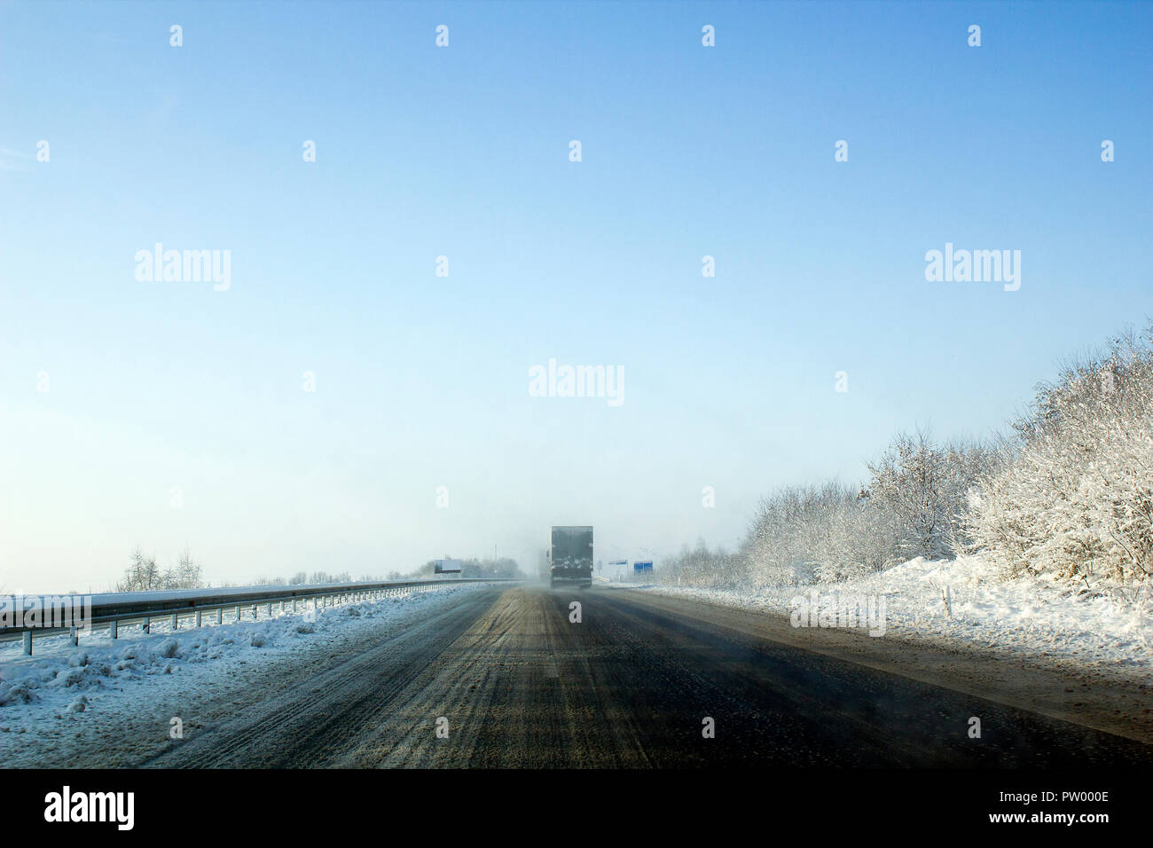 Schneesturm auf der Straße mit Autos fahren. Winter foggy Highway und schlechtes Wetter Stockfoto