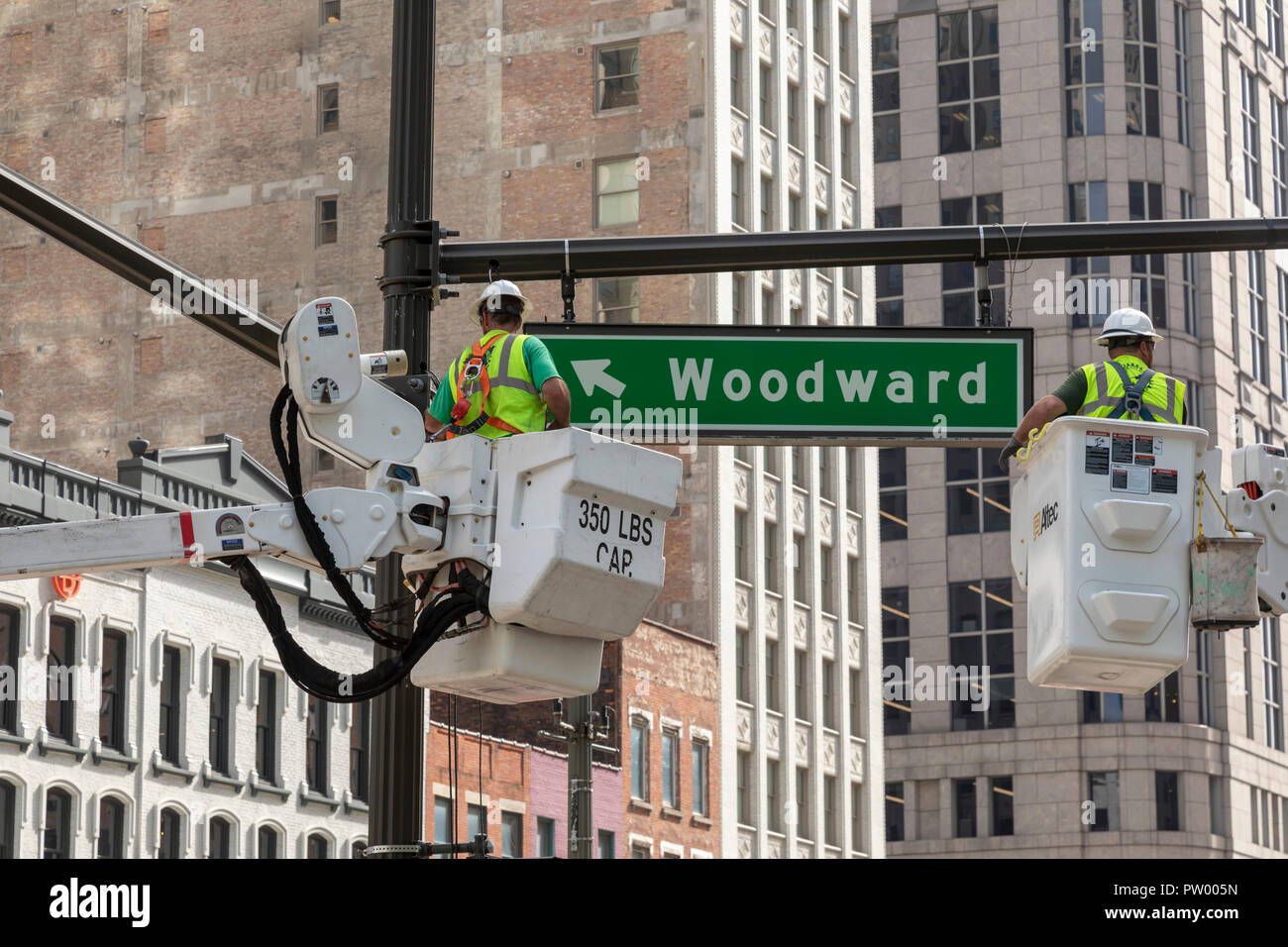 Detroit, Michigan - Arbeitnehmer bereiten Draht für die Ampel an einer Kreuzung in der Innenstadt. Stockfoto