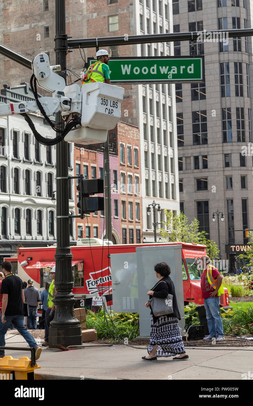Detroit, Michigan - Arbeitnehmer string Draht für die Ampel an einer Kreuzung in der Innenstadt. Stockfoto