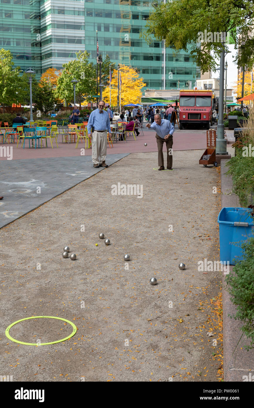 Detroit, Michigan - Leute spielen, pÃ©Tanque, die ähnlich ist zu Boccia, an einem warmen Herbsttag im Cadillac Square Park. Stockfoto