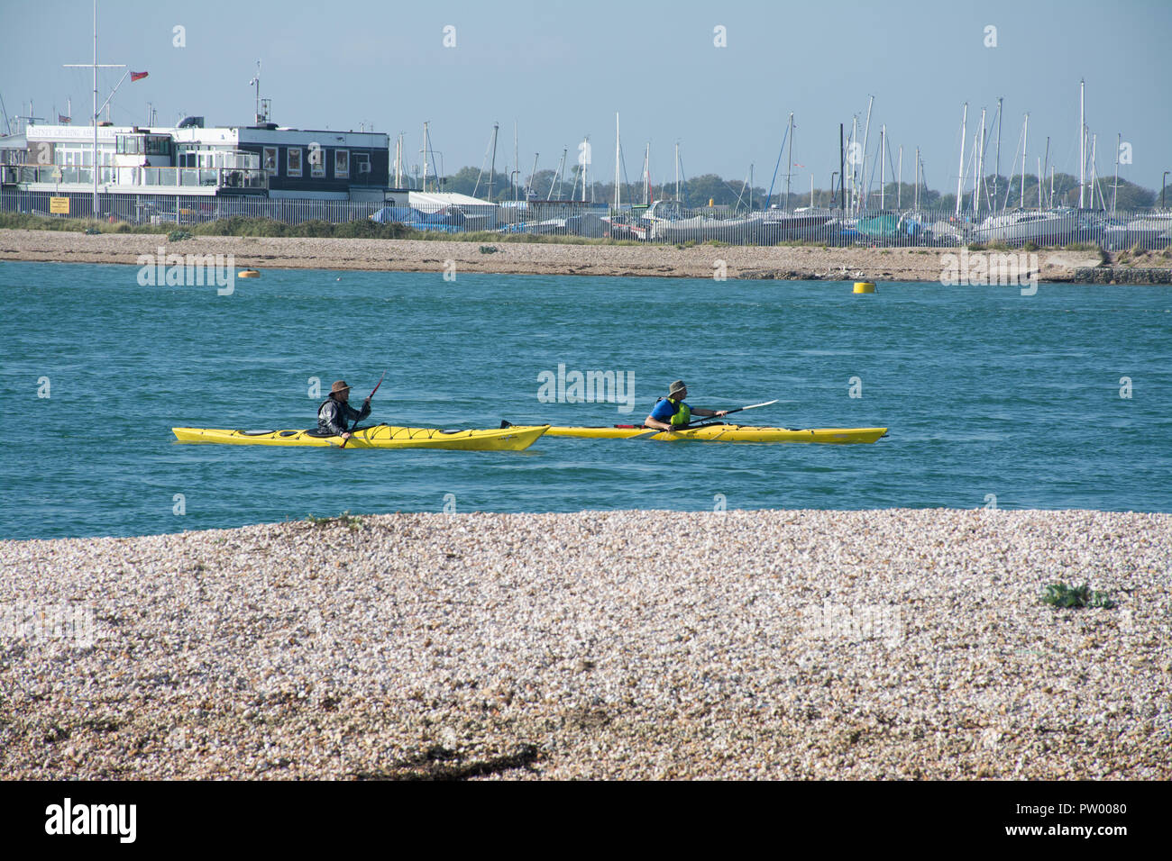 Zwei Männer Kajakfahren auf dem Meer an der Fähre auf Hayling Island, Hampshire, Großbritannien Stockfoto